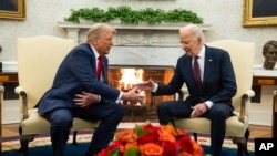 ប្រធានាធិបតីសហរដ្ឋអាមេរិក​លោក Joe Biden ចាប់ដៃស្វាគមន៍​ប្រធានាធិបតី​ជាប់​ឆ្នោត​លោក Donald Trump មកកាន់សេតវិមាន នៅរដ្ឋធានីវ៉ាស៊ីនតោន កាលពីថ្ងៃទី១៣ ខែវិច្ឆិកា ឆ្នាំ២០២៤។ 