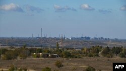 Вид на Авдіївський коксохімічний завод 18 жовтня 2023 року. Україна вивела війська з оточеної росіянами Авдіївки, щоб врятувати життя своїх солдатів, заявив президент Володимир Зеленський 17 лютого 2024 року. (Фото: AFP)