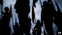 Desfile de soldados durante una ceremonia militar que marca el 212 aniversario del ejército, en la base militar Tolemaida, en Melgar, Colombia, el 5 de agosto de 2022. 