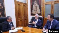 Reunión entre el presidente del Consejo de Ministros de Perú, Gustavo Adrianzén (izq.), Carlos Jornet, presidente de la Comisión de Libertad de Prensa e Información de la SIP, y Carlos Lauría, director ejecutivo de la SIP (der.). [Foto: Presidencia del Consejo de Ministros]