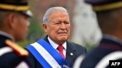 En esta foto de archivo tomada el 1 de junio de 2018, el presidente salvadoreño Salvador Sánchez Ceren está de pie después de pronunciar el discurso anual a la nación en su cuarto año en el cargo ante la legislatura en San Salvador.