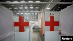 ARCHIVES - Des lits installés dans un hôpital temporaire pour les cas de covid au Cape Town International Convention Centre, au Cap, en Afrique du Sud, le 26 mai 2020.