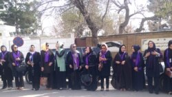 Mashina haydayotgan afg'on ayollari