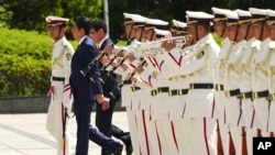 日本首相安倍晉三、防衛大臣河野太郎在東京準備檢閱儀仗隊。