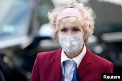 جین کارول نویسنده مدعی است که حدود سی سال پیش آقای ترامپ در یک فروشگاه بزرگ به او تجاوز کرده است.