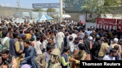 La gente intenta entrar en el aeropuerto internacional Hamid Karzai de Kabul, el 16 de agosto de 2021.
