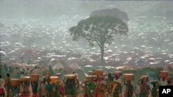 Fotografi arkivi e refugjatëve, që ikën nga maskarat në Ruandë, në një kamp refugjatësh në Tanzani, më 17 maj, 1994/AP 