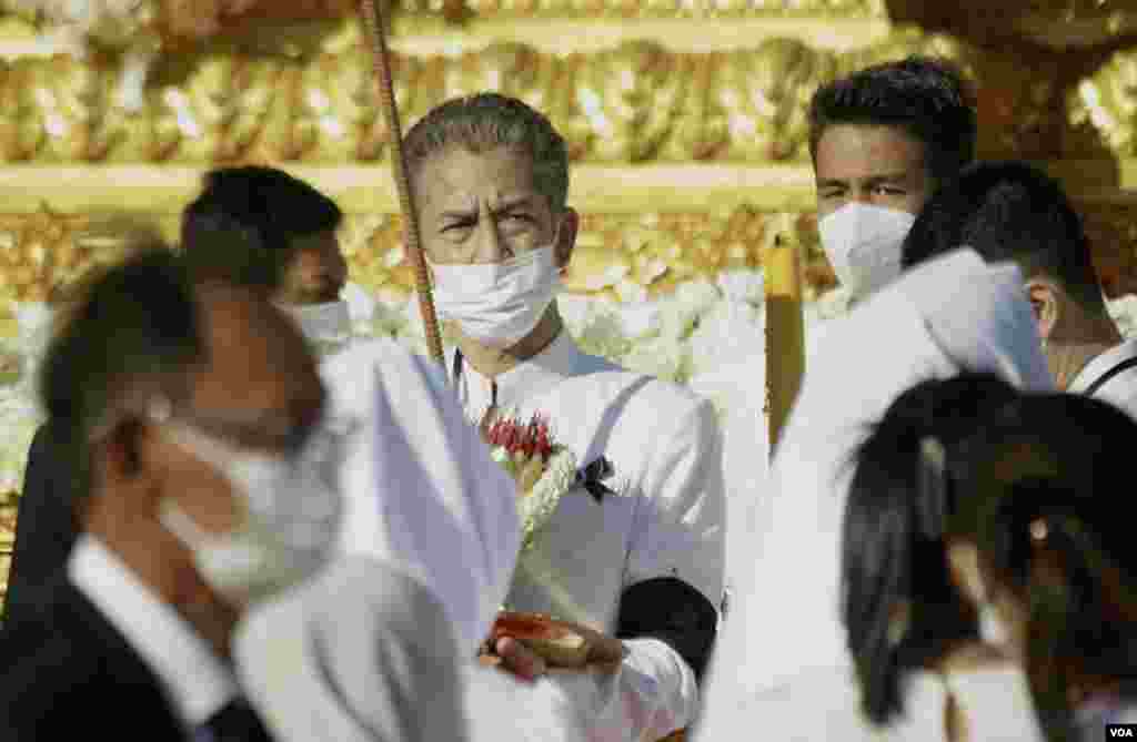 ព្រះអង្គម្ចាស់​ នរោត្តម​ ចក្រាវុធ​ ជា​ព្រះរាជបុត្រ​ច្បង​របស់​សម្តេច​ក្រុម​ព្រះ ​នរោត្តម​ រណឫទ្ធិ​ នៅ​ក្នុង​ពិធី​បូជា​ព្រះ​សព​របស់​សម្តេច​ក្រុម​ព្រះ​ មុខ​​វត្តបុទមវតី​ រាជធានី​ភ្នំពេញ​ ថ្ងៃទី៨​ ខែធ្នូ​ ឆ្នាំ​២០២១។ (ហ៊ាន សុជាតា/វីអូអេ)