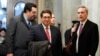 Jay Sekulow (centro) abogado personal del presidente Donald Trump y el abogado de la Casa Blanca Pat Cipollone llegan al juicio político en el Senado de EE.UU., el 25 de enero de 2020.