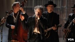 Dylan fue incluido en el especial de la revista Time 100: Las personas más influyentes del siglo.