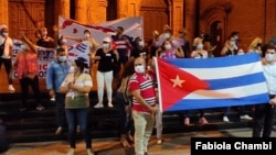 Residentes cubanos en Bolivia se manifiestan en Santa Cruz, Bolivia. [Foto: VOA/Fabiola Chambi].