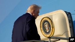 ဖလော်ရီဒါပြည်နယ်၊ West Palm Beach အရပ်ရှိ Palm Beach အပြည်ပြည်ဆိုင်ရာလေဆိပ်တွင် တနင်္ဂနွေနေ့က Air Force One လေယာဥ်ပေါ်သို့အတက် တွေ့ရသည့် သမ္မတ ထရမ့်ပ်။ (AP Photo/Ben Curtis)