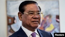 រូបឯកសារ៖ លោក ស ខេង ឧបនាយករដ្ឋមន្ត្រី និង​ជា​រដ្ឋមន្ត្រី​ក្រសួង​មហាផ្ទៃ ចូលរួម​ក្នុង​កិច្ចប្រជុំ​មួយ​ជាមួយ​នឹង​រដ្ឋមន្ត្រី​ក្រសួង​មហាផ្ទៃ​​ស៊ុយអែត លោក Anders Ygeman នៅ​ទីក្រុង Stockholm ប្រទេស​ស៊ុយអែត ថ្ងៃទី២៥ ខែឧសភា ឆ្នាំ២០១៥។ (Reuters)