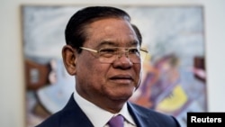 រូបឯកសារ៖​ លោក ស ខេង ឧបនាយករដ្ឋមន្ត្រី និង​ជា​រដ្ឋមន្ត្រី​ក្រសួង​មហាផ្ទៃ ចូលរួម​ក្នុង​កិច្ចប្រជុំ​មួយ​ជាមួយ​នឹង​រដ្ឋមន្ត្រី​ក្រសួង​មហាផ្ទៃ​​ស៊ុយអែត លោក Anders Ygeman នៅ​ទីក្រុង Stockholm ប្រទេស​ស៊ុយអែត ថ្ងៃទី២៥ ខែឧសភា ឆ្នាំ២០១៥។ (Reuters)