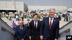 Izraelski savetnik za nacionalnu bezbednost Meir Ben-Šabat, visoki savetnik predsednika Trampa Džered Kušner i savetnik za nacionalnu bezbednost Robert O Brajen ulaze u izraelski El Al avion na letu za Emirate.