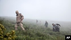 Imagen muestra a equipo de rescate en busca de los restos del helicóptero que transportaba al presidente iraní, Ebrahim Raisi, después de que se estrellara en Varzaghan, en el noroeste de Irán, el lunes 20 de mayo de 2024. 