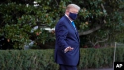 ប្រធានាធិបតីសហរដ្ឋអាមេរិកលោក Donald Trump លើកដៃដាក់អ្នកសារព័ត៌មាន ខណៈលោកត្រៀមធ្វើដំណើរចាកចេញពីសេតវិមាន ទៅកាន់មន្ទីរពេទ្យយោធាជាតិ Walter Reed បន្ទាប់ពីលោកបានធ្វើតេស្តរកឃើញថា បានឆ្លងជំងឺកូវីដ១៩ នៅរដ្ឋធានីវ៉ាស៊ីនតោន ថ្ងៃសុក្រ ទី២ ខែតុលា ឆ្នាំ២០២០។ 