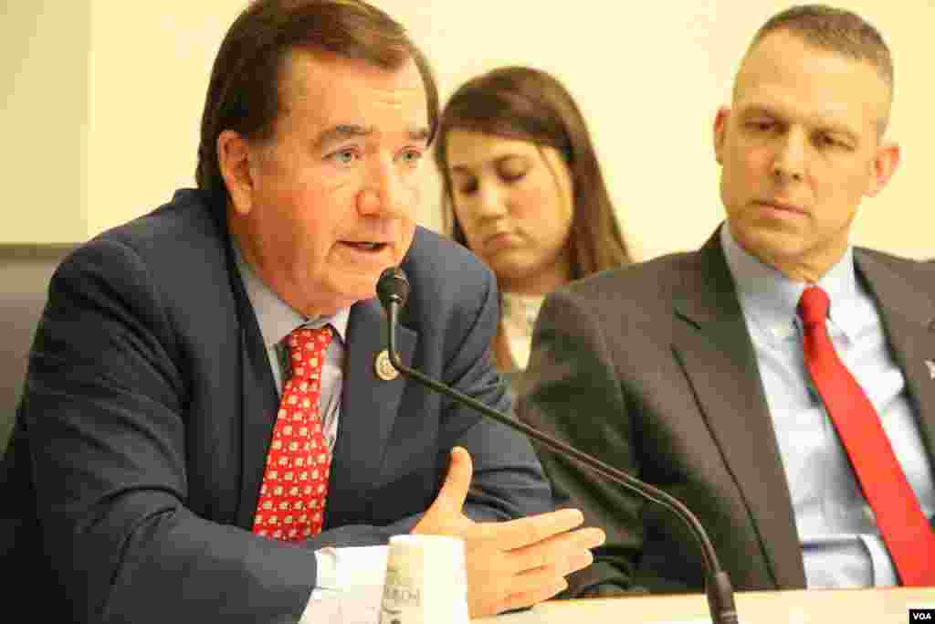 សមាជិក​សភា​លោក Ed Royce ប្រធាន​គណកម្មាធិការ​សភា​ទទួល​បន្ទុក​កិច្ច​ការ​បរទេស​នៃ​គណបក្ស​សាធារណរដ្ឋ​មក​ពី​រដ្ឋ Californiaថ្លែង​នៅ​ឯ​សវនាការ​សាធារណៈ​មួយរបស់​អនុ​គណៈកម្មការ​ទទួល​បន្ទុក​តំបន់​អាស៊ីប៉ាស៊ីហ្វិក​នៃ​គណៈកម្មការការ​បរទេស​របស់​សភាជាតិ​អាមេរិក​ស្តីអំពី​ &laquo;ការ​ធា្លក់​ចុះរបស់​កម្ពុជា​៖ ​គោល​នយោបាយ​ដើម្បី​គាំទ្រ​លទ្ធិប្រជាធិបតេយ្យ ​និង​សិទ្ធិមនុស្ស&zwj;&raquo;​ ​នៅ​ថ្ងៃ​អង្គារ ទី១២ ខែ​ធ្នូ ឆ្នាំ២០១៧​ អាគារ Rayburn ក្នុង​វិមាន Capitol ក្នុង​រដ្ឋធានី​វ៉ាស៊ីនតោន។ (ស្រេង លក្ខិណា/VOA)