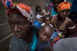 Wanawake na watoto wao waliokimbia makazi yao kutokana na vita wakisubiri misaada ya dharura huko mjini Pemba, Msumbiji, Aprili 19, 2021.