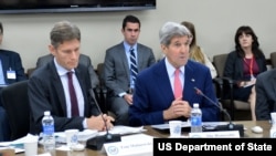 克里(右)與馬利諾夫斯基(左)出席第19屆美中人權對話(照片來源：美國國務院)