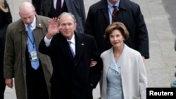 Uwahoze ari perezida w'Amerika George W. Bush n'umutambukanyi wiwe Laura Bush 