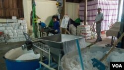 រូបភាពម៉ាស៊ីនលាយបញ្ចូលសារធាតុអ៊ី់យ៉ូដក្នុងអំបិល។ ម៉ាស៊ីននេះមានតម្លៃ ៤០០០ ដុល្លាសហរដ្ឋអាមេរិក។ ម៉ាស៊ីននេះត្រូវបានគេប្រើប្រាស់ក្នុងសិប្បកម្មវេចខ្ចប់អំបិលខ្នាតតូចមួយ នៅរាជធានីភ្នំពេញ ថ្ងៃទី ០៤ ខែមេសា ឆ្នាំ២០១៧។ (ខាន់ សុគុំមនោ/VOA)