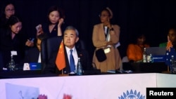 中國外長王毅在約翰尼斯堡的G20外長會議上表示，中國支持一切致力於烏克蘭和平的努力，包括最近美國和俄羅斯的共識。 (路透：2025年2月20日)