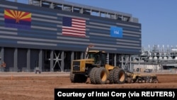 2021年9 月23 日在美國亞利桑那州錢德勒的未來英特爾公司芯片工廠現場的建築設備。圖片拍攝於2021 年9 月23 日。由英特爾公司提供/通過路透社講義提供。