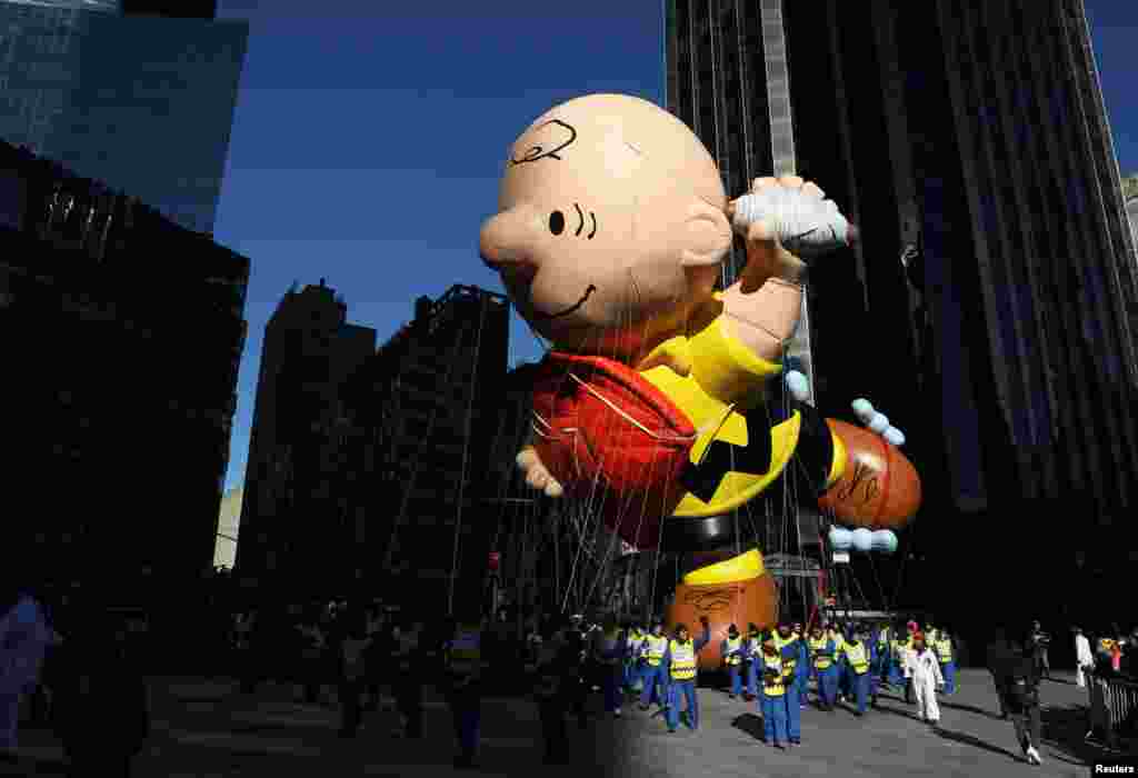 A float hovers above the crowd during the Macy's Thanksgiving Day Parade in Manhattan, New York, Nov. 22, 2018.