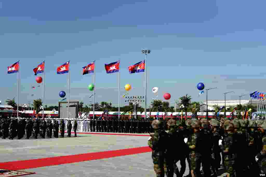 កងយោធា​ពល​ខេមរភូមិ​ន្ទកំពុង​ឈររង់​ចាំការបញ្ចប់​សុន្ទរកថា​បើក​សម្ពោធ​វិមាន​នយោបាយ​ឈ្នះ​-​ឈ្នះ​របស់​លោក​នាយករដ្ឋមន្រ្តី​ហ៊ុនសែន។ (គី ម៉េងលី/VOA)