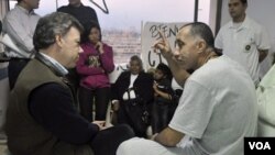 El presidente de Colombia, Juan Manuel Santos, visita al oficial Erazo en el Hospital de la Policía.