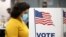 Žena glasa na američkim predsjedničkim izborima, Virginia, 3. novembar 2020.