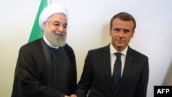 Rais wa Ufaransa Emmanuel Macron (kulia) akutana na Rais wa Iran Hassan Rouhani (kushoto) pembeni ya Mkutano Mkuu wa Umoja wa Mataifa makao makuu ya UN, Septemba 25, 2018.