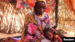 Հանան Իդրիսը, 22-ամյա երկու երեխաների մայր, սահմանամերձ Ադրե քաղաքում, Չադ, 14 նոյեմբերի, 2023թ.