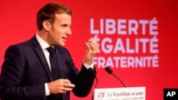 Fransiya rahbari Emmanuel Makron radikalizm va separatizmga qarshi so'zlamoqda. Le-Myuro, 2-oktabr, 2020. 
