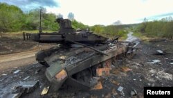 Ostaci ruskog tenka T-90M, koji su uništile ukrajinske snage, nedaleko od sela Stari Saltiv, u oblasti Harkova, tokom ruske invazije na Ukrajinu, 9. maja 2022.