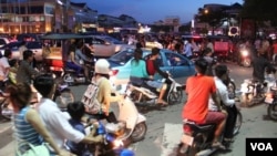 រូបឯកសារ៖ ការកកស្ទះ​ចរាចរណ៍​នា​ពេល​ល្ងាច​បន្ទាប់​ពី​មាន​គ្រោះថ្នាក់​ចរាចរណ៍​មួយ​បាន​កើត​ឡើង​នៅ​លើ​ផ្លូវ​សុធារស ក្នុង​ទីក្រុង​ភ្នំពេញ​នៃ​ប្រទេស​កម្ពុជា​នៅ​ថ្ងៃទី២៦ ខែតុលា ឆ្នាំ២០១៤។ (នូវ ពៅលក្ខិណា VOA)