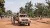 Des miliciens de la Coalition des patriotes du changement (CPC) patrouillent dans le village de Niakari, qui marque la ligne de front avec l'armée centrafricaine et ses alliés, au nord de Bangassou, le 30 janvier 2021.