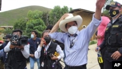 El candidato presidencial peruano Pedro Castillo, del Partido Perú Libre, saluda a partidarios luego de votar en Cajamarca, el 11 de abril de 2021. Foto proporcionada por la agencia de noticias Andina.