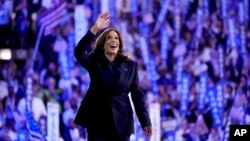 美國副總統、2024年民主黨總統候選人賀錦麗在伊利諾州芝加哥市聯合中心舉行的民主黨全國代表大會上。(2024年8月22日)