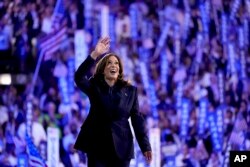 Kamala Harris, partisinin Chicago'da yapılan ulusal kurultayında coşkuyla karşılandı.