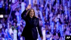 民主黨總統提名人、副總統賀錦麗（卡馬拉-哈里斯，Kamala Harris)在芝加哥舉行的民主黨全國代表大會上。 (2024 年 8 月 22 日)