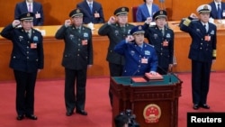 2018年3月18日，新一屆中國國家中央軍委大部分成員在北京人民大會堂宣誓就職。排名第一的副主席許其亮手撫憲法，後排從左到右：委員張升民、李作成、副主席張又俠、委員魏鳳和、苗華。