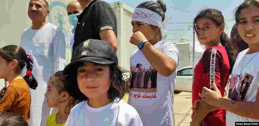 Wêneyên zarok û qurbaniyên qetlîama gundê Koço li kampa Qaidiya bîranaîna 6ê ya komkujiya gundê koço