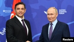 Ruski predsjednik Vladimir Putin sa potpredsjednikom Vlade Srbije Aleksandrom Vulinom. (foto: REUTERS /Sputnik/Kristina Kormilitsyna/Kremlin)