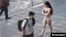 آهو دریایی، مشهور به دختر علوم و تحقیقات که در اعتراض به حجاب اجباری نیمه‌برهنه شد