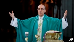 El arzobispo argentino Víctor Manuel Fernández oficia una misa en la Catedral de La Plata, Argentina, el 9 de julio de 2023.