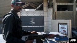 2024年11月5日巴基斯坦警察在卡拉奇一家据称有两名中国公民遭枪击的工厂外站岗。