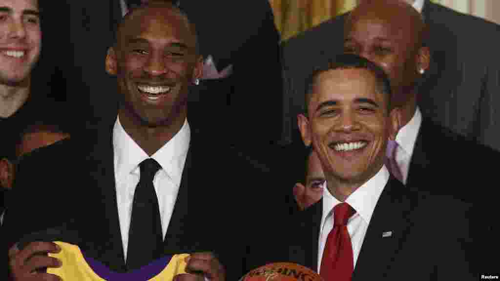 Rais Barack Obama na Kobe Bryant wakiwa na furaha wakati wa tafrija ya kuwapongeza washindi wa bingwa wa ligi ya mpira wa vikapu NBA wa mwaka 2009, Los Angeles Lakers.