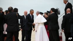 አቡነ ፍራንሲዝ ከዋሺንግተን ዲሲ ወጣ ብሎ የሚገኘው አንድሩስ የአየር ኃይል መደብ ሲደርሱ ፕሬዚዳንት ባራክ ኦባማና ምክትላቸው ጆ ባይደን ከቤተሰቦቻቸው ጋር ተገኝተው ተቀብለዋቸዋል፡፡ /ማክሰኞ መስከረም 11/2008 ዓ.ም/